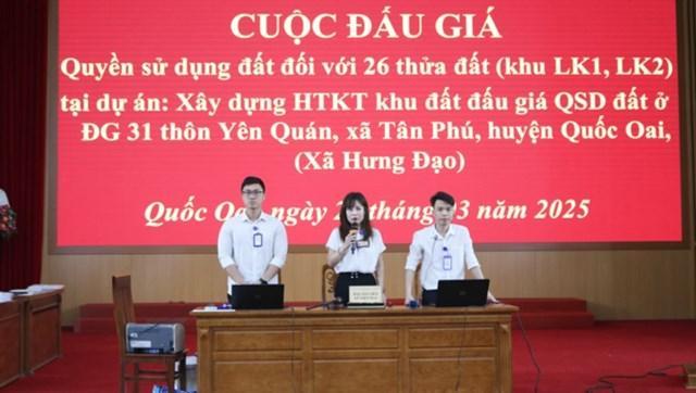 dai-dien-cong-ty-dau-gia-hop-danh-so-5-quoc-gia-huong-dan-khach-hang-cac-thu-tuc-dau-gia.jpg