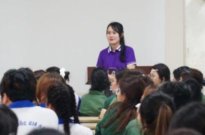 Ấm áp chuyến thăm "tiếp lửa" cho tân binh ULIS trên thao trường Hòa Lạc
