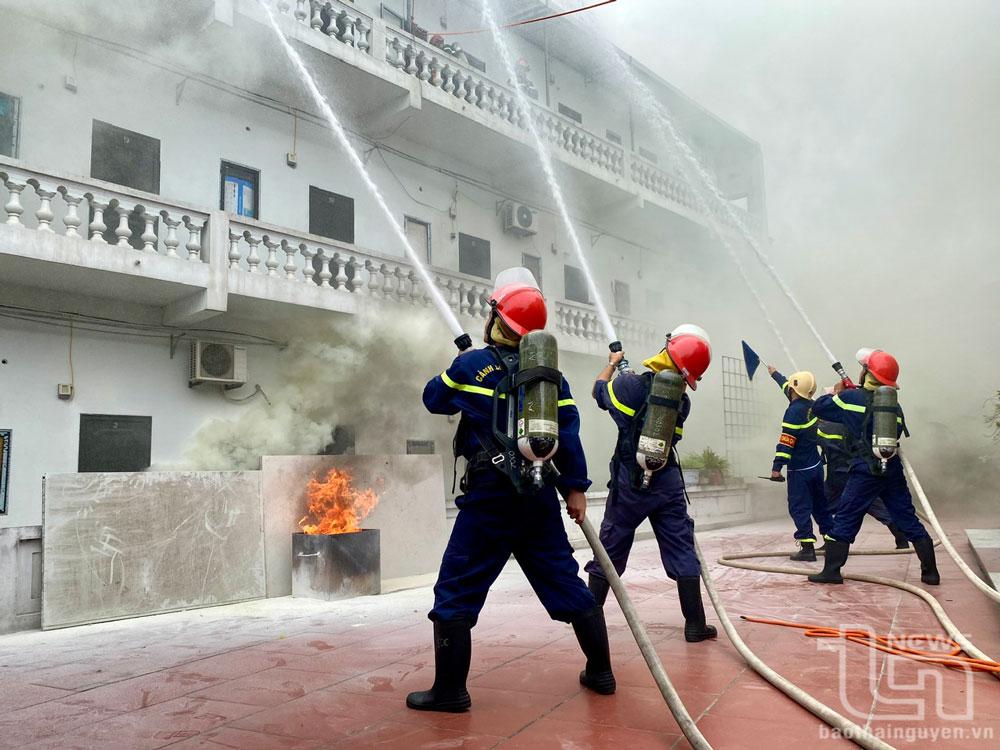 luc-luong-canh-sat-phong-chay-chua-chay-20250616113737.jpg